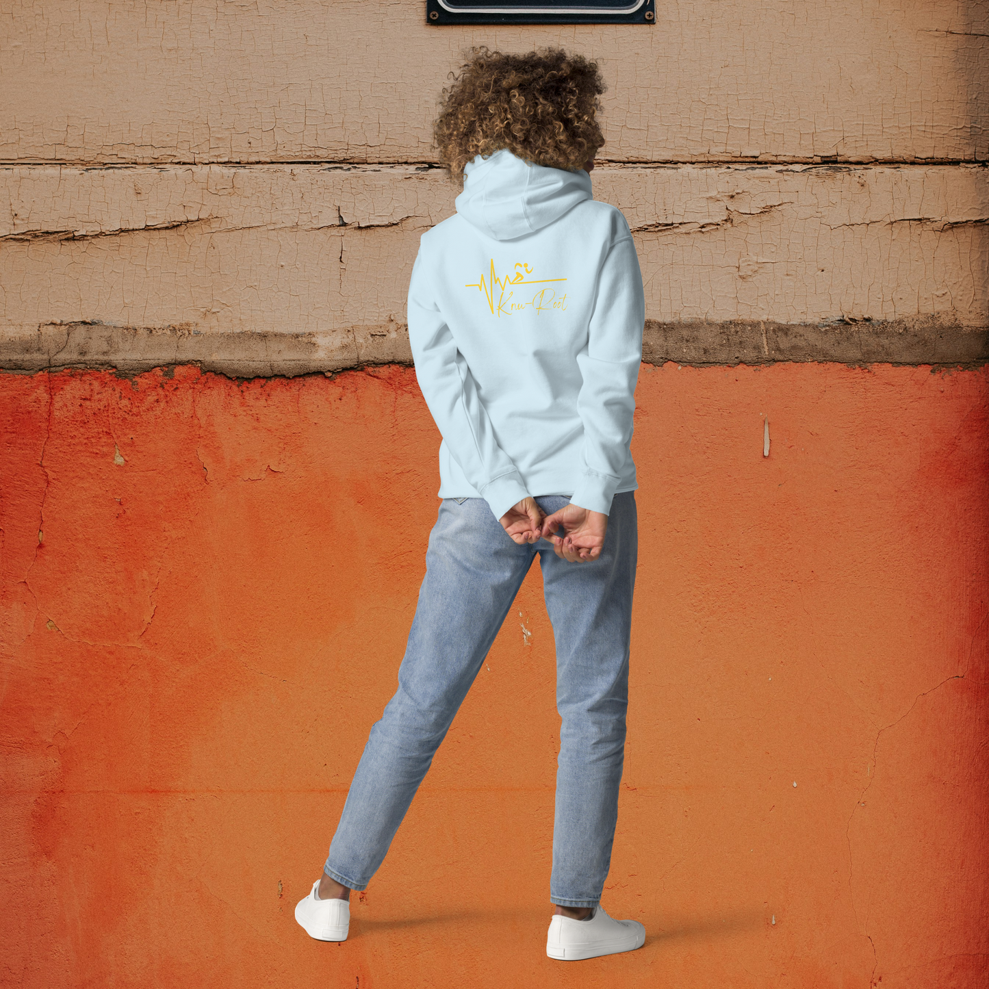 Sudadera unisex con capucha bordada en azul cielo Run,Ran! de KnuRoot